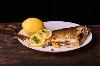 Sulu limon, sarımsak ve tuz tarafı kaplı iştah açıcı Fırında Balık