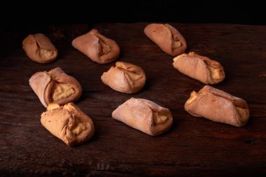 Fırın cheesecakes süzme peynir ile. ahşap masa pişirme kızarır. tatlı ve lezzetli kurabiye