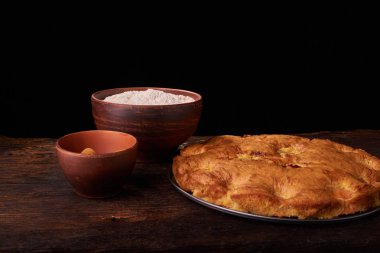 kayısı pasta ve bir kase un ve diğer malzemeler ahşap tablo