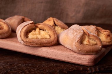 pasta Hamur Mayaları süzme peynir pişirme ahşap bir masa üzerine gelen süzme peynir ile. Küçük işletme ekmek kavramı