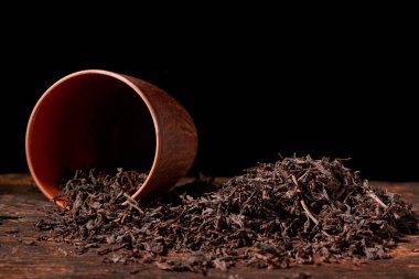 Kuru çay kil Kupası tahta masada. Seçici odak