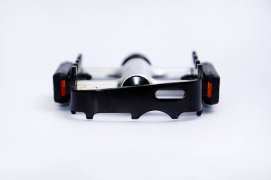 Beyaz arka plan üzerinde izole reflektör ile bisiklet pedalları