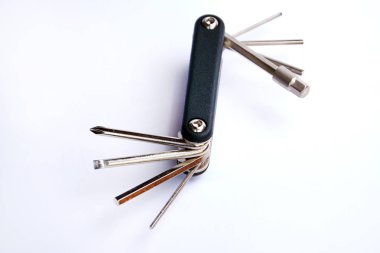 Beyaz bir arka plan üzerinde bisiklet için kullanılan çok aracı