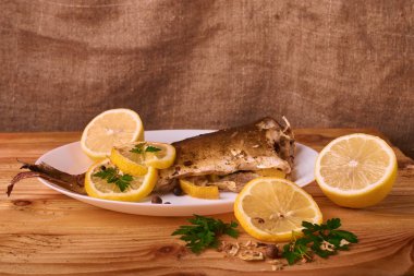 Sulu limon, sarımsak ve tuz tarafı kaplı iştah açıcı Fırında Balık