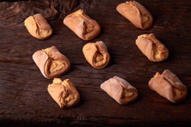 pasta Hamur Mayaları süzme peynir pişirme ahşap bir masa üzerine gelen süzme peynir ile. Küçük işletme ekmek kavramı