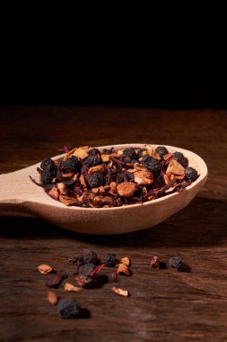 çay ve tahta kaşıklar, eski ahşap masa üzerinde doğal katkı