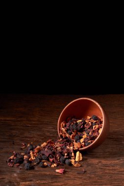 Ahududu çay kahverengi kil kase. ahşap arka plan.