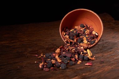 Ahududu çay kahverengi kil kase. ahşap arka plan.