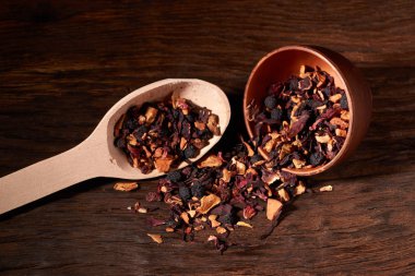 Ahududu çay kahverengi kil kase. ahşap arka plan.