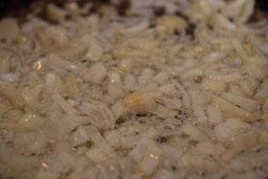 Bir tavada doğranmış soğan. Kızarmış soğan yakın çekim,