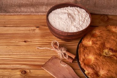 kayısı pasta ve bir kase un ve diğer malzemeler ahşap tablo