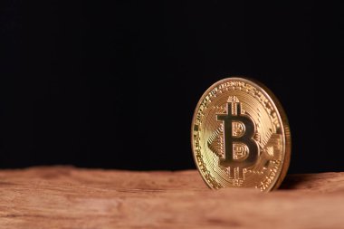 Siyah ahşap masa üzerinde izole altın bitcoin