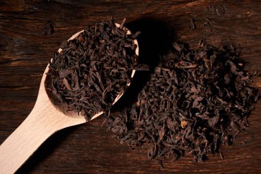 bir tahta kaşıkla gevşek çay yakın çekim üzerinde ahşap masa