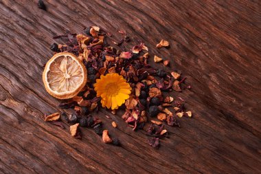 Siyah Kuru meyve çayı üzerinde ahşap masa bırakır. Seçici odak