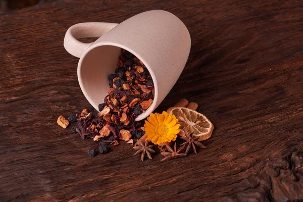 meyve çay fincan krem rengi koyu kahverengi ahşap arka plan üzerinde kaynak