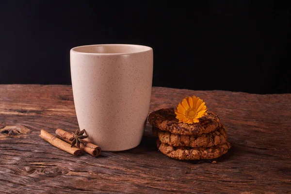 Чашка Черного Чая Шоколадные Варенья Желтым Цветком Сверху Деревянном Столе — стоковое фото
