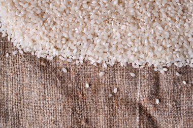 Çiğ pirinç üzerinde çul scatteredl var. Pişmemiş yiyecek