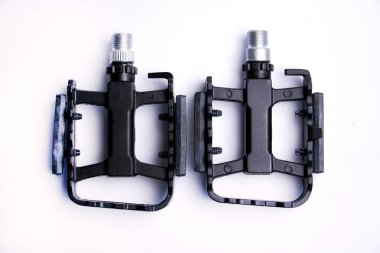 Beyaz arka plan üzerinde izole reflektör ile bisiklet pedalları