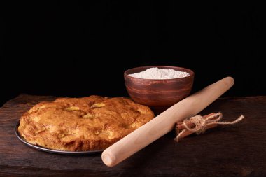 kayısı pasta ve bir kase un ve diğer malzemeler ahşap tablo