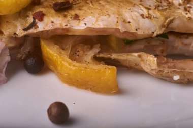 Sulu limon, sarımsak ve tuz tarafı kaplı iştah açıcı Fırında Balık