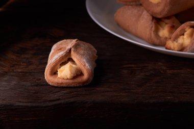 Fırın cheesecakes süzme peynir ile. ahşap masa pişirme kızarır. tatlı ve lezzetli kurabiye