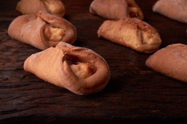 pasta Hamur Mayaları süzme peynir pişirme ahşap bir masa üzerine gelen süzme peynir ile. Küçük işletme ekmek kavramı