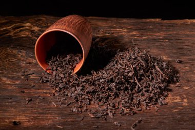 Kuru çay kil Kupası tahta masada. Seçici odak