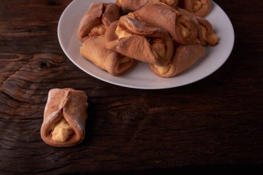 Fırın cheesecakes süzme peynir ile. ahşap masa pişirme kızarır. tatlı ve lezzetli kurabiye