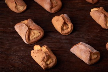 Fırın cheesecakes süzme peynir ile. ahşap masa pişirme kızarır. tatlı ve lezzetli kurabiye