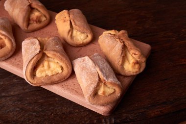 Fırın cheesecakes süzme peynir ile. ahşap masa pişirme kızarır. tatlı ve lezzetli kurabiye