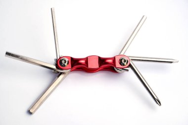 Beyaz bir arka plan üzerinde bisiklet için kullanılan çok aracı