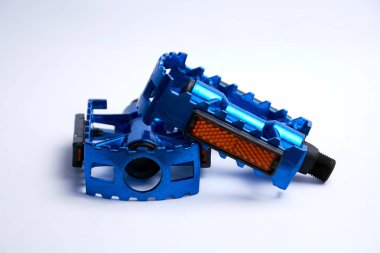 Beyaz arka plan üzerinde izole reflektör ile bisiklet pedalları