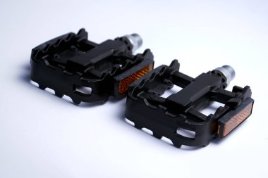 Beyaz arka plan üzerinde izole reflektör ile bisiklet pedalları