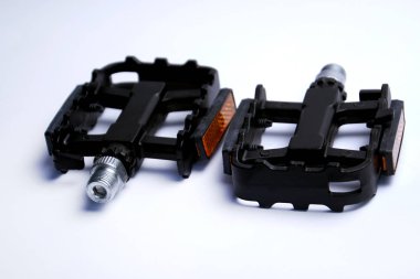 Beyaz arka plan üzerinde izole reflektör ile bisiklet pedalları