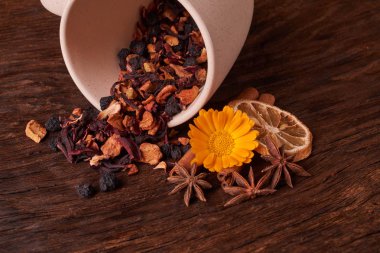 meyve çay fincan krem rengi koyu kahverengi ahşap arka plan üzerinde kaynak