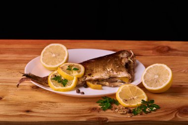 Sulu limon, sarımsak ve tuz tarafı kaplı iştah açıcı Fırında Balık