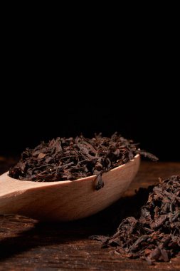 bir tahta kaşıkla gevşek çay yakın çekim üzerinde ahşap masa