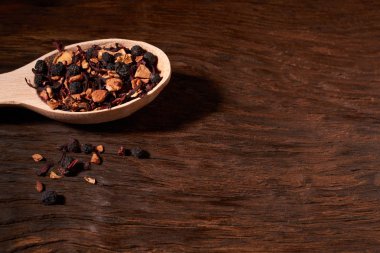 meyve ve yaprakları kaşık, ahşap arka plan ile aromatik kuru çay