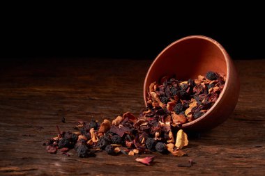 Ahşap arka plan üzerine bir kase meyve Noel çay