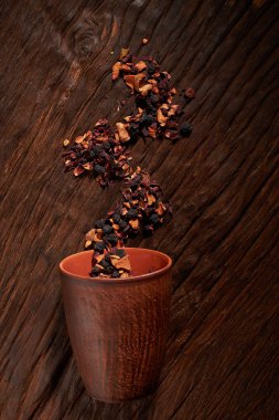 ahşap arka plan üzerinde kuru çay yaprak çay