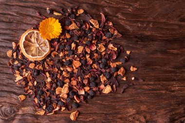 Ahşap masa üzerinde siyah Kuru meyve çay yaprakları