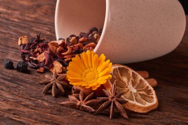 Kurutulmuş meyve çay sağlıklı kahvaltı için. fincan krem renk ve çiçek ahşap tablo