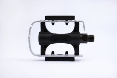 Beyaz arka plan üzerinde izole reflektör ile bisiklet pedalları