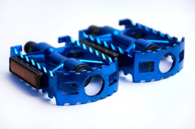 Beyaz arka plan üzerinde izole reflektör ile bisiklet pedalları