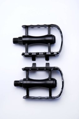 Beyaz arka plan üzerinde izole reflektör ile bisiklet pedalları