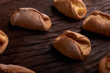 Fırın cheesecakes süzme peynir ile. ahşap masa pişirme kızarır. tatlı ve lezzetli kurabiye