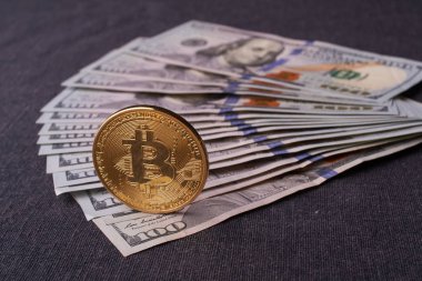 Şok Franklin ile yüz doları faturalarında altın bitcoin.