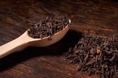 bir tahta kaşıkla gevşek çay yakın çekim üzerinde ahşap masa