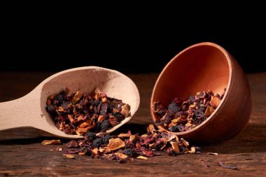 Ahududu çay kahverengi kil kase. ahşap arka plan.