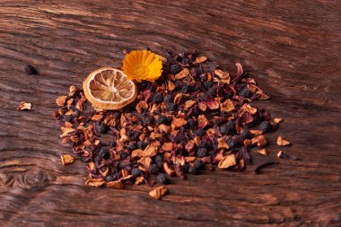 Siyah Kuru meyve çayı üzerinde ahşap masa bırakır. Seçici odak